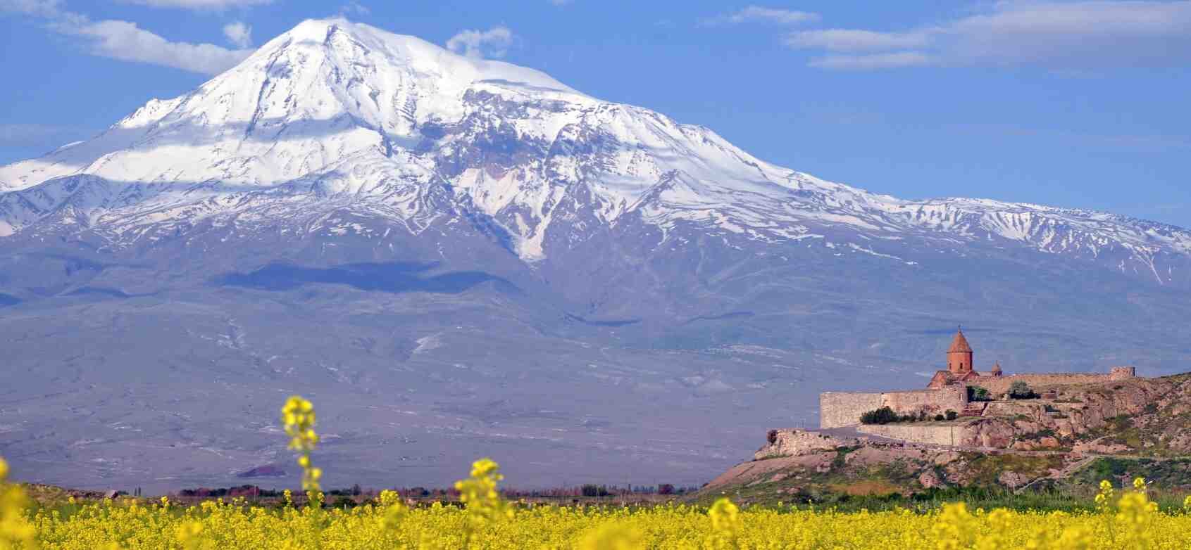 Monastère de Khor Virap face au Mont Ararat, symbole de l'Arménie confidentielle